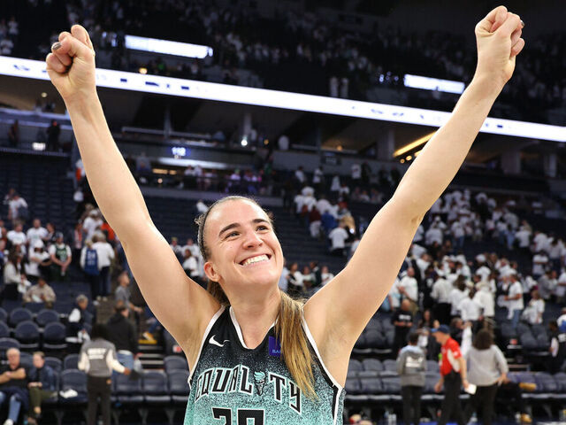 自由队在 WNBA 总决赛第 3 场比赛中从 15 分落后反弹，震惊了山猫队